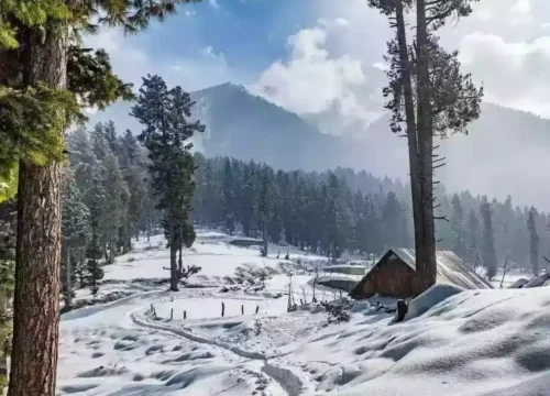 A mountain with panoramic views connecting Kishtwar to Kashmir.